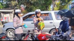 Satlantas Bondowoso Peduli Sesama Bagikan Minuman Teh Segar Untuk Yang Antri BBM