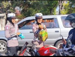 Satlantas Bondowoso Peduli Sesama Bagikan Minuman Teh Segar Untuk Yang Antri BBM