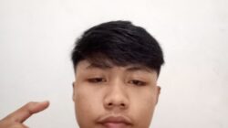 KEPALA SEKOLAH YANG DUDUK DI RUANG AC