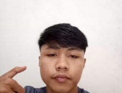 KEPALA SEKOLAH YANG DUDUK DI RUANG AC