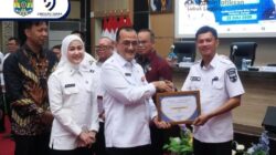 Pemkot Lubuk Linggau Raih Penghargaan PPID Slip Award 2025