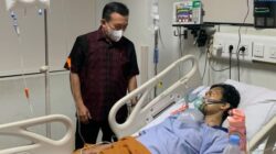 Peduli, Gubernur Al Haris Besuk dan Bantu Oki Yusmika Atlet Taekwondo Penderita Kanker Tulang di RS Fatmawati Jaksel
