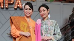 Ratna Listy Tampil Kompak Bareng Putri Tercinta Keisha Almanova di Fashion Show Kebaya Nasional