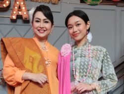 Ratna Listy Tampil Kompak Bareng Putri Tercinta Keisha Almanova di Fashion Show Kebaya Nasional