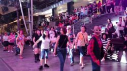 Adri Manan Kumpulkan Penggila Line Dance di Baywalk Mall Pluit Jakarta Utara
